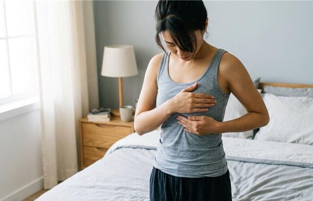 台灣新聞通訊社-以為只是發炎！30歲女乳房脹痛就醫 竟罹最惡性「三陰性乳癌」