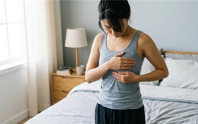 台灣新聞通訊社-以為只是發炎!30歲女乳房脹痛就醫 竟罹最惡性「三陰性乳癌」
