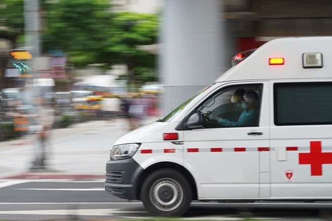 台灣新聞通訊社-快訊》北市虎山步道口旁! 妙齡女疑墜樓當場死亡