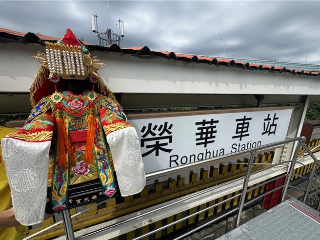 台灣新聞通訊社-重現百年糖鐵進香盛況 嘉縣奉天宮「慶福媽」搭火車環台