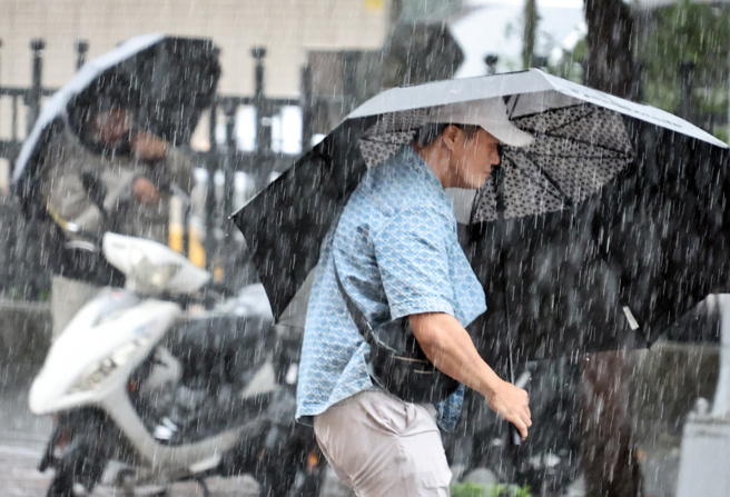 台灣新聞通訊社-下班注意!8縣市大雨特報 雨勢恐下到晚上