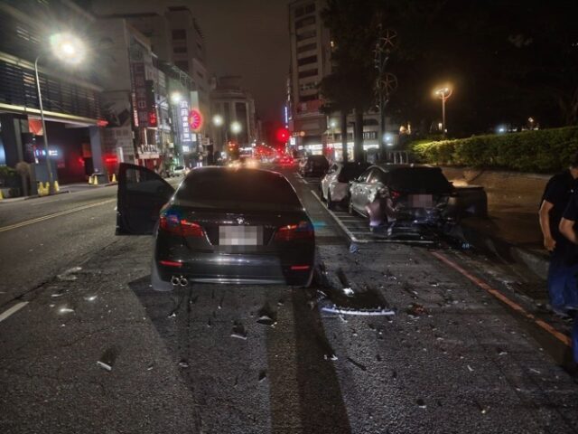 台灣新聞通訊社-喝完酒硬要開 台中BMW男連環撞！ 下場慘了