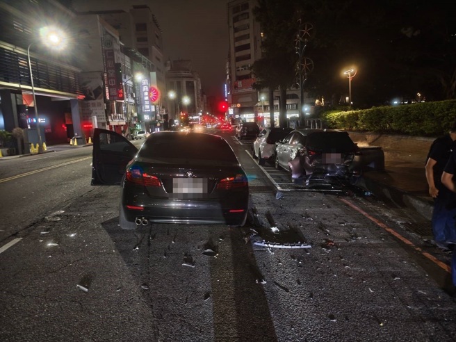 台灣新聞通訊社-喝完酒硬要開 台中BMW男連環撞! 下場慘了
