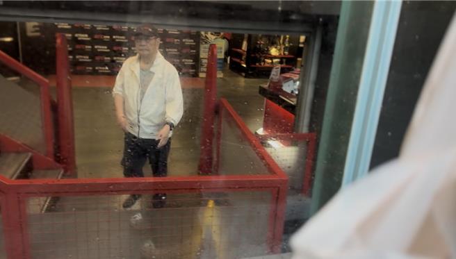 台灣新聞通訊社-幕後》吳乃仁拘提不到期間豪車接送健身 藍驚:感覺沒在怕