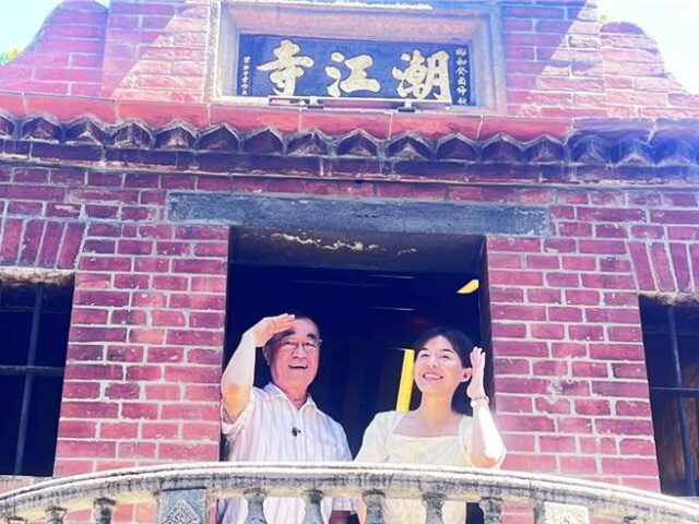 台灣新聞通訊社-李四川變身「一日網紅」登高打卡！走進百年戲館巷學布袋戲   喊重現新莊老街風華