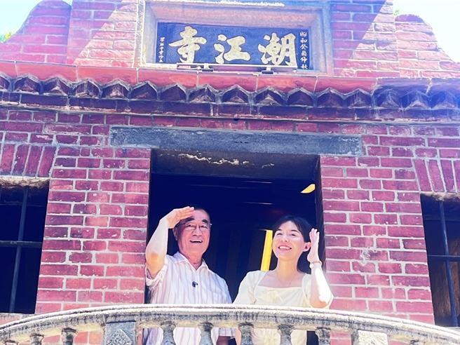台灣新聞通訊社-李四川變身「一日網紅」登高打卡!走進百年戲館巷學布袋戲 喊重現新莊老街風華