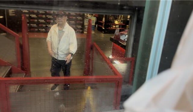 台灣新聞通訊社-幕後》吳乃仁拘提不到期間豪車接送健身   藍驚：感覺沒在怕