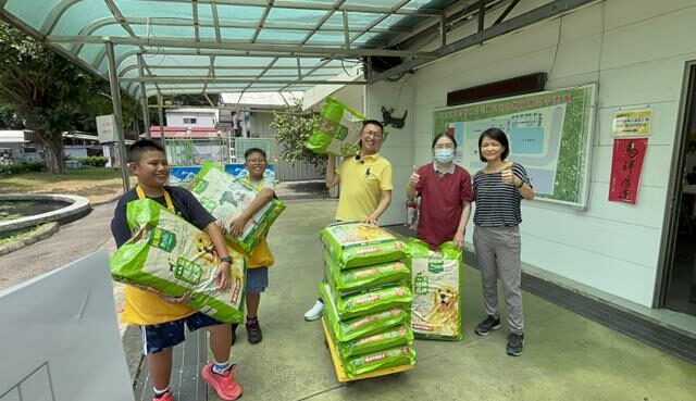 台灣新聞通訊社-板橋動物之家170隻毛孩等家 議員攜子當志工籲認養代替購買