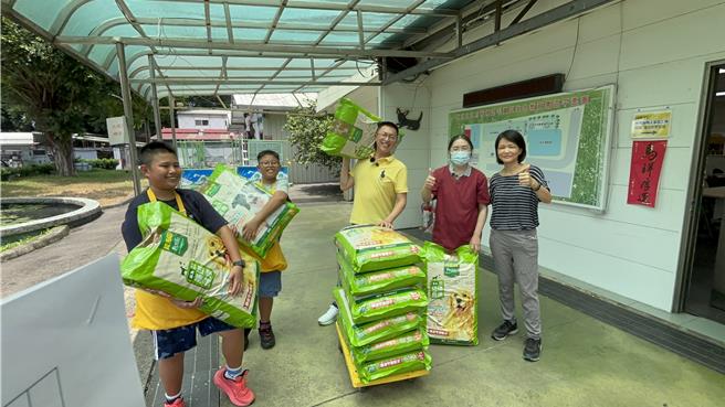 台灣新聞通訊社-板橋動物之家170隻毛孩等家 議員攜子當志工籲認養代替購買