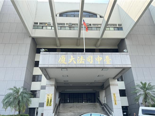 台灣新聞通訊社-甩尾、燒胎、闖紅燈樣樣來! 台中酒駕男撞柱落跑再違保護令闖住居遭聲押