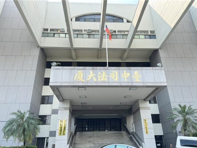 台灣新聞通訊社-甩尾、燒胎、闖紅燈樣樣來！ 台中酒駕男撞柱落跑再違保護令闖住居遭聲押
