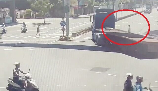 台灣新聞通訊社-拖板車右彎「貼身過」 男學生緊急跳開保命！ 警要罰了