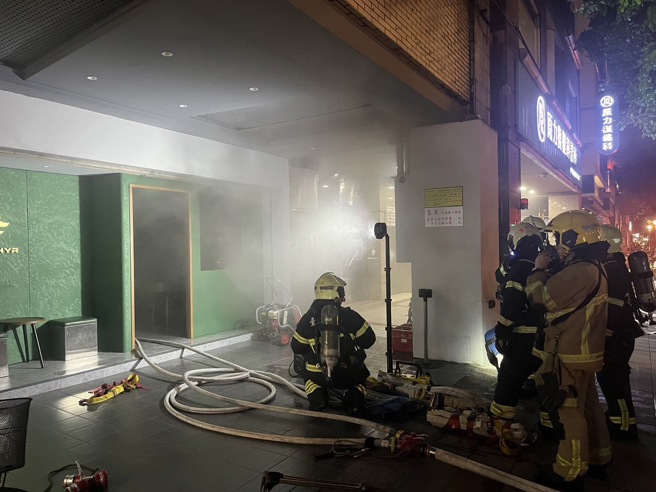 台灣新聞通訊社-快訊》北市4.9顆星餐酒館竄濃煙 消防到場破門灌救