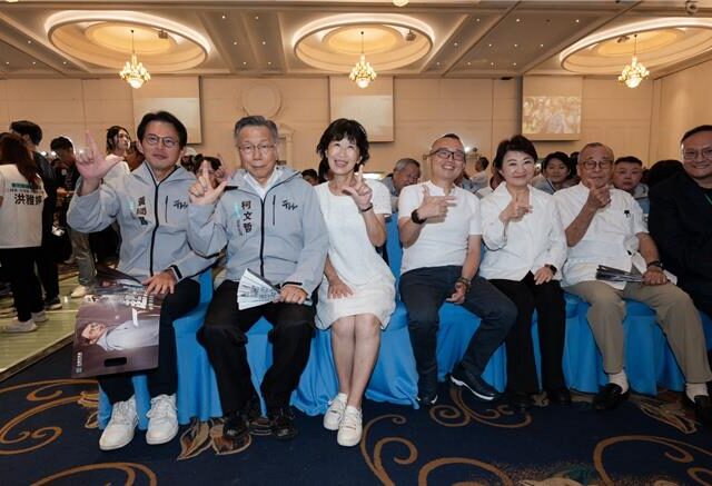 台灣新聞通訊社-柯文哲戴電子腳鐐重心不穩  陳佩琪爆「扭到又摔倒」：韌帶斷了