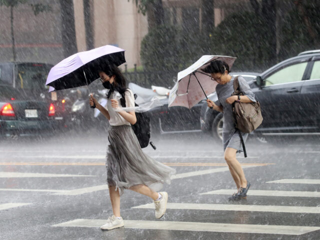 台灣新聞通訊社-天氣》白海豚搗亂父親節 3天濕漉漉「雨區變化一次看」