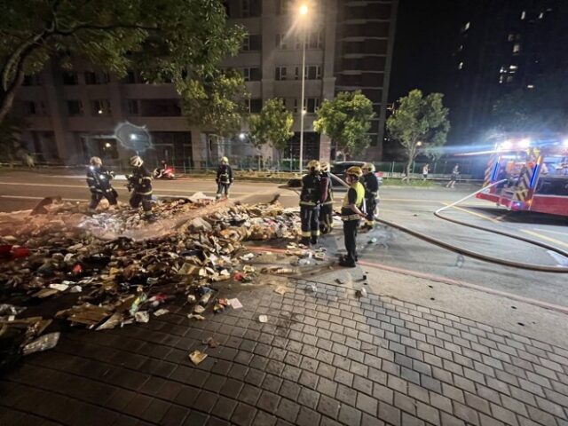台灣新聞通訊社-快訊》新店垃圾車突竄火煙！ 疑垃圾未分類釀禍