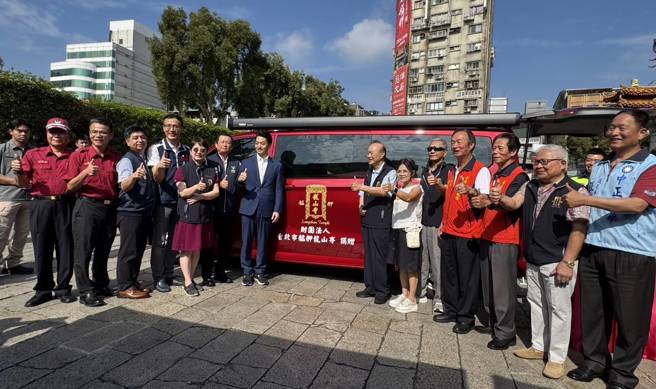 台灣新聞通訊社-龍山寺送暖消防！捐無人機、消防警備車 助北市強化救災戰力