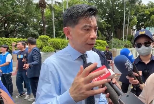 台灣新聞通訊社-再問專家會議20％下架標準誰建議？陳以信要求許輔出面說清楚