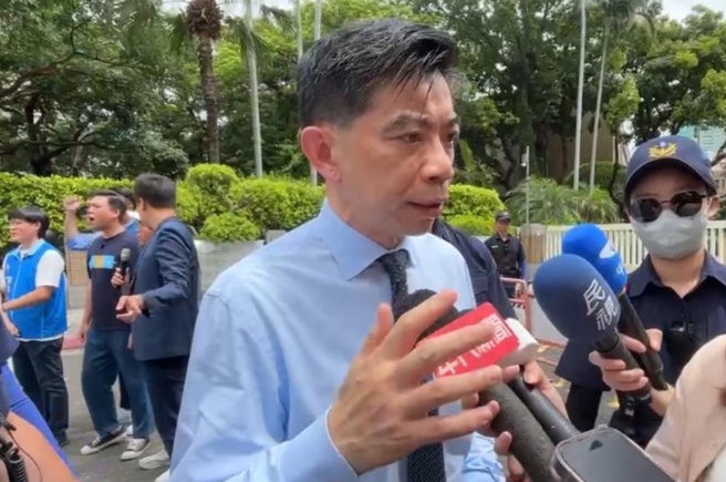 台灣新聞通訊社-再問專家會議20％下架標準誰建議？陳以信要求許輔出面說清楚
