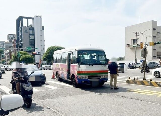 台灣新聞通訊社-市民小巴斑馬線撞女行人！ 腦出血搶救中 桃市府開鍘了