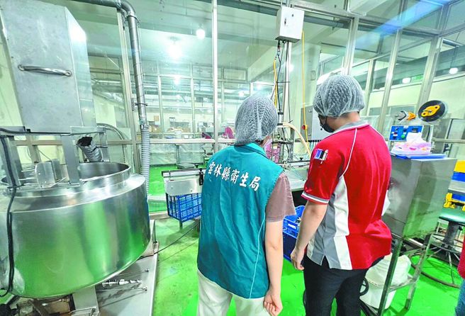 台灣新聞通訊社-8批致癌苦茶油全來自源春製油廠 原料來源不明送檢方偵辦