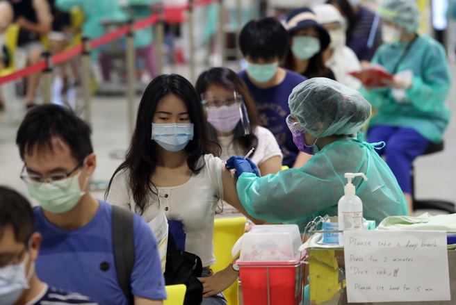 台灣新聞通訊社-新冠狂燒單周增62例重症創新高 感染醫:2族群該施打最新株疫苗