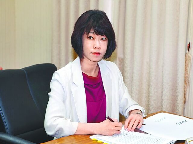 台灣新聞通訊社-蔡詩萍收到《顏慧欣紀念論文集》 封面8字道盡沉痛與遺憾