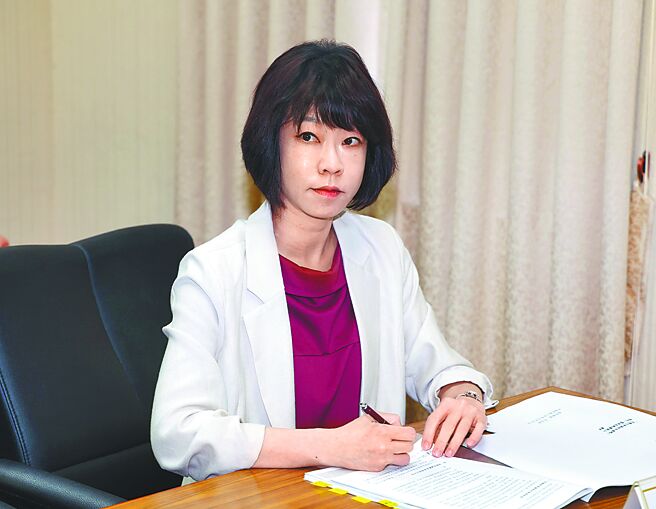 台灣新聞通訊社-蔡詩萍收到《顏慧欣紀念論文集》 封面8字道盡沉痛與遺憾