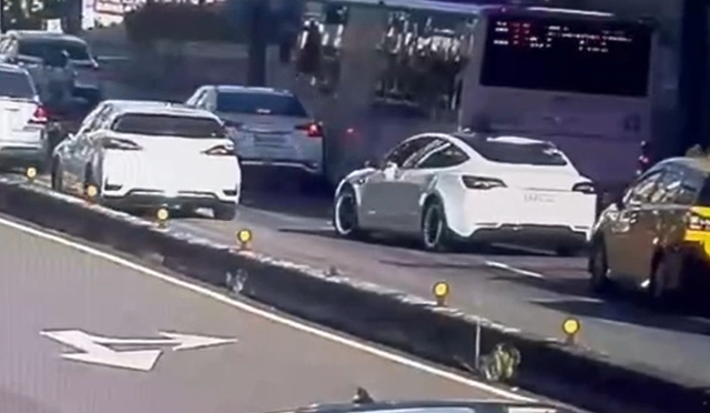 台灣新聞通訊社-公車司機擦撞轎車路邊吵翻天 警到場毒品快篩2人都陽性