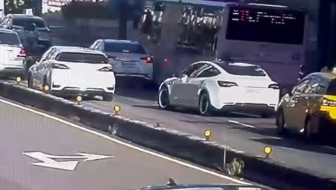 台灣新聞通訊社-公車司機擦撞轎車路邊吵翻天 警到場毒品快篩2人都陽性