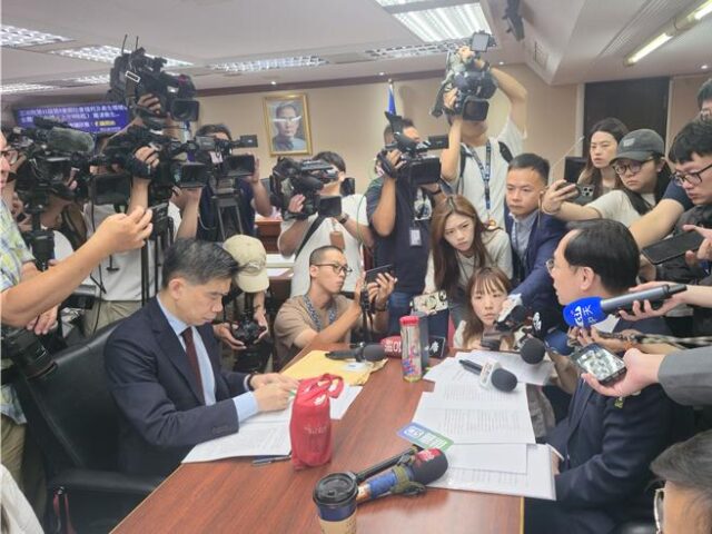 台灣新聞通訊社-放行20％問題油 食藥署直通政院 石崇良：衛福部沒被「跳過」
