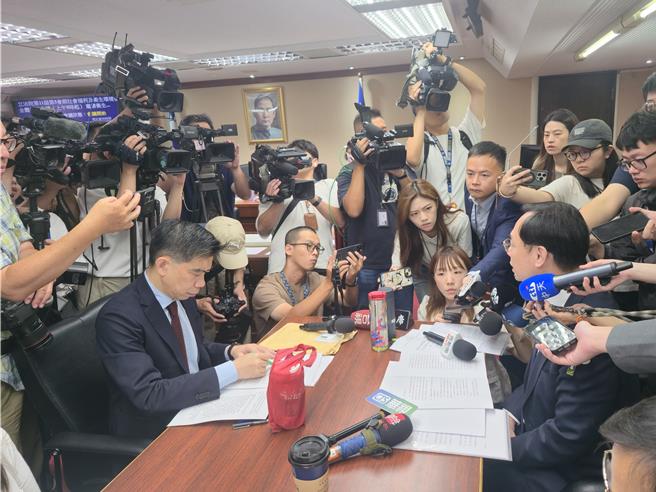 台灣新聞通訊社-放行20%問題油 食藥署直通政院 石崇良:衛福部沒被「跳過」