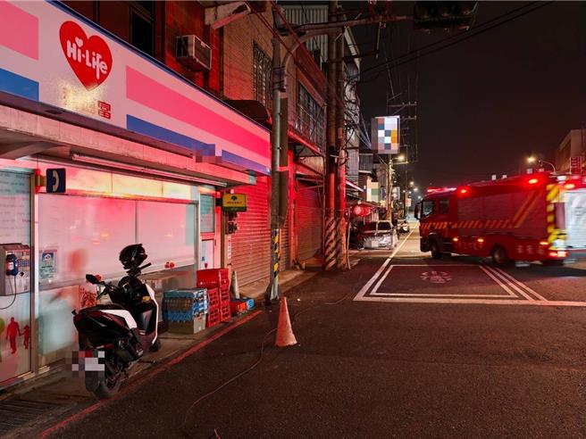 台灣新聞通訊社-暗夜垂落電線險奪命 女騎士慘遭勾頸雙雙摔車
