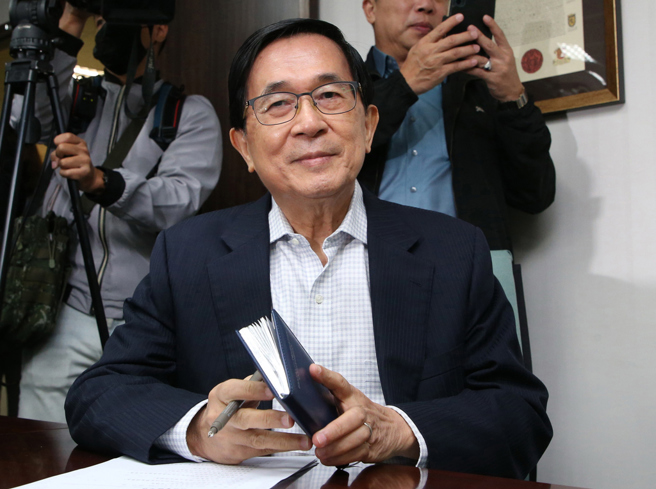 台灣新聞通訊社-手機被沒收 陳水扁梗圖仿類戲劇推出「玫瑰老花眼」：讓我們繼續看下去 網友噴飯