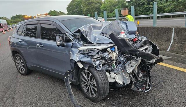 台灣新聞通訊社-國3竹山段爆胎停內側車道 遭追撞困車內婦人傷重不治