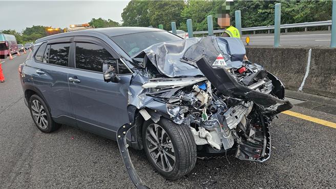 台灣新聞通訊社-國3竹山段爆胎停內側車道 遭追撞困車內婦人傷重不治