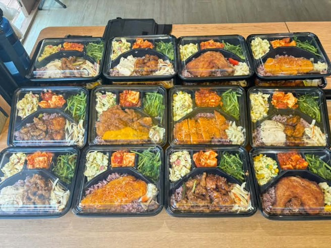 台灣新聞通訊社-北市超扯雙主菜便當!裝到滿出來只賣100元 地點曝