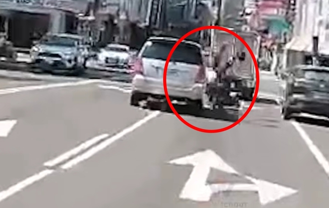台灣新聞通訊社-驚悚畫面曝!台南7旬翁開車打瞌睡「連撞7車」 19歲騎士遭擊落
