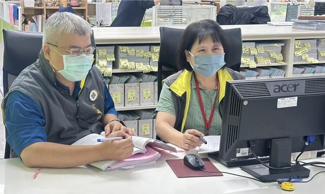 台灣新聞通訊社-農地亂倒廢棄物挨罰300萬急脫產 男怕遭管收秒開支票繳清