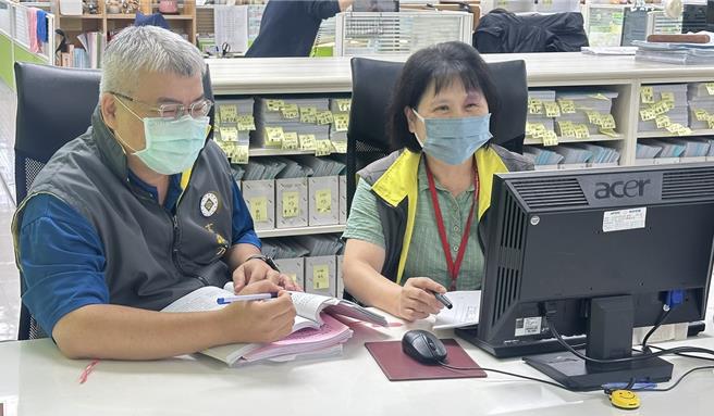 台灣新聞通訊社-農地亂倒廢棄物挨罰300萬急脫產 男怕遭管收秒開支票繳清