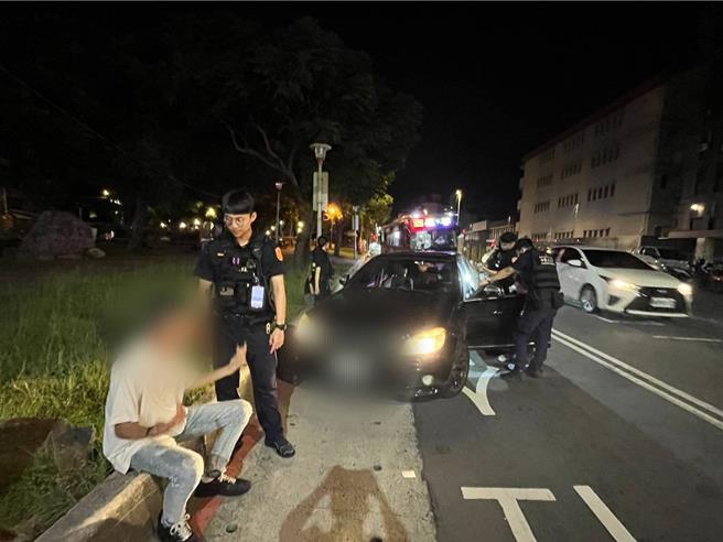 台灣新聞通訊社-桃園21歲男毒駕上路還藏2把槍!警攔查當場查獲送辦