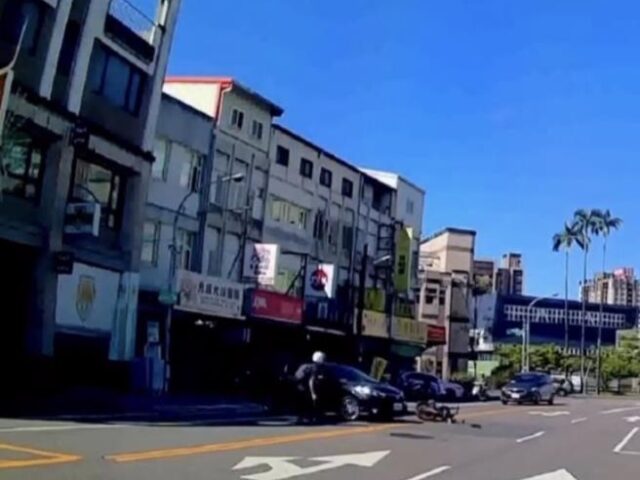 台灣新聞通訊社-轎車雙黃線突迴轉！21歲重機騎士神反應「翻過引擎蓋」落地畫面曝