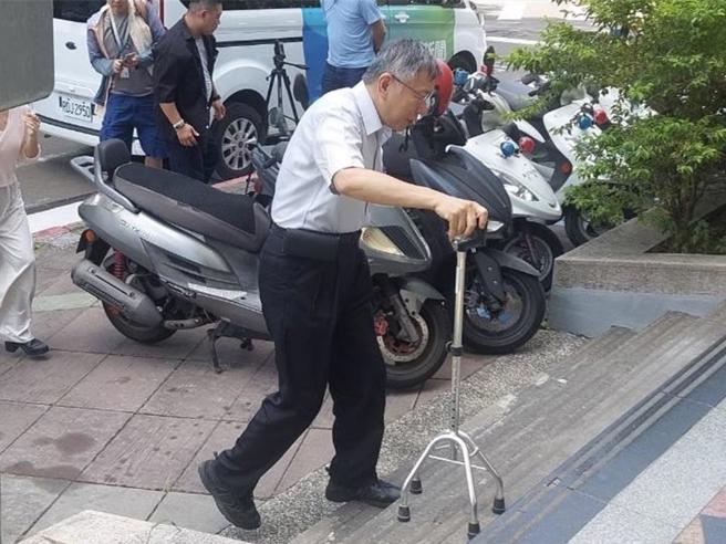 台灣新聞通訊社-電子腳環換手環 柯文哲稱「法務部展示刑具」酸換項圈