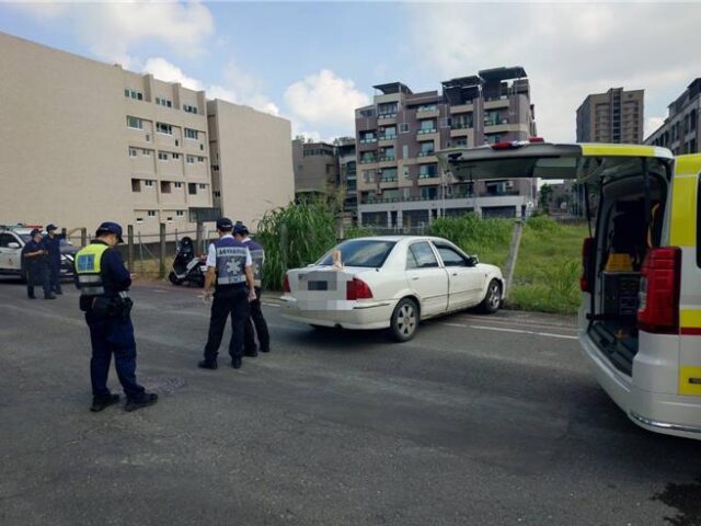 台灣新聞通訊社-高雄轎車緩慢滑行撞護欄 44歲男倒臥車上明顯死亡