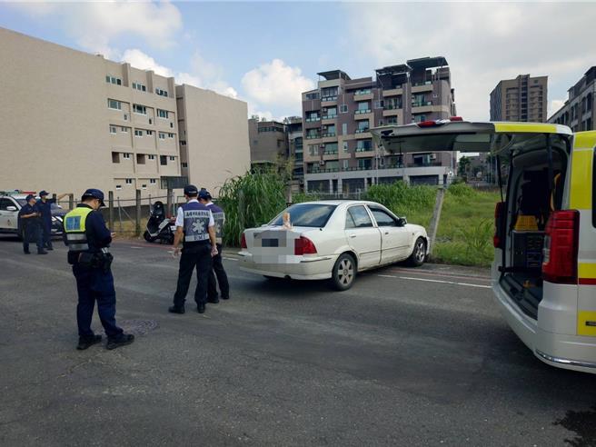 台灣新聞通訊社-高雄轎車緩慢滑行撞護欄 44歲男倒臥車上明顯死亡