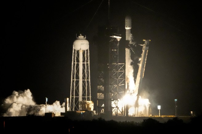 台灣新聞通訊社-罕見太空撞擊!SpaceX廢棄火箭今「直衝月球」威力如3噸炸藥