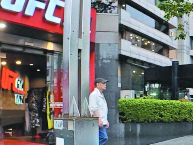 台灣新聞通訊社-影》吳乃仁拘提不到期間豪車接送健身 李永萍痛批：通通喬好了
