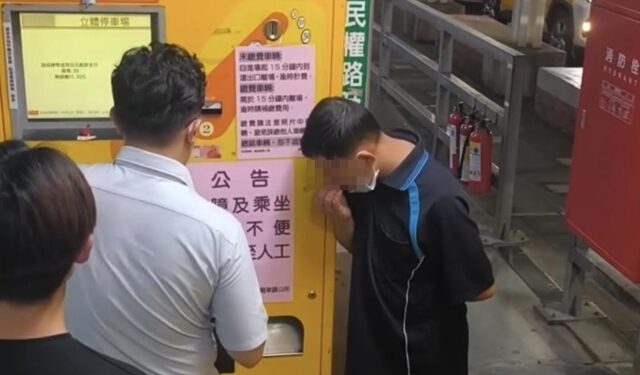 台灣新聞通訊社-羅東夜市驚見「借錢怪阿伯」！ 堵繳費機伸手討錢
