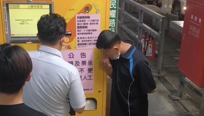 台灣新聞通訊社-羅東夜市驚見「借錢怪阿伯」! 堵繳費機伸手討錢