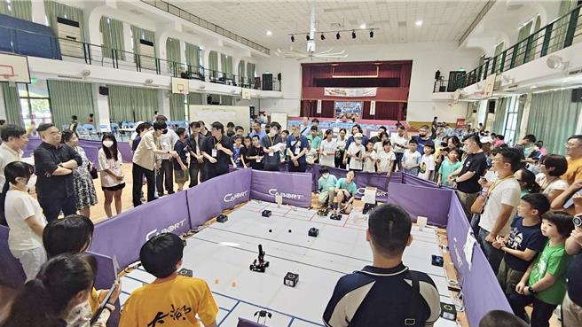 台灣新聞通訊社-首屆高雄智創機器人大賽登場 一甲國中勇奪金銀雙獎